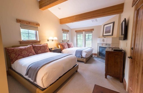 Deer Valley Hotel | Hotel 2 Queen Hotel Room