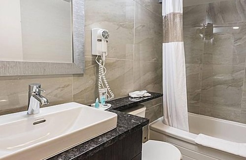 Quartier des Spectacles Hotel | Hotel Chrome Montreal