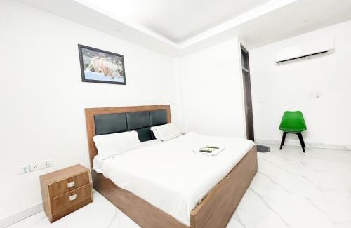 Noida Hotel | Hotel Classic By Roomshala - Nizamuddin Dargah