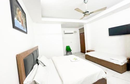 Noida Hotel | Hotel Classic By Roomshala - Nizamuddin Dargah
