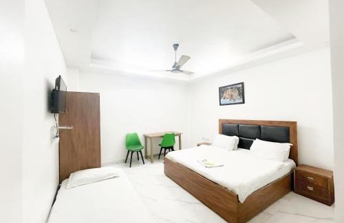 Noida Hotel | Hotel Classic By Roomshala - Nizamuddin Dargah