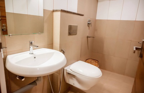 Adyar Hotel | Hotel Heraa International