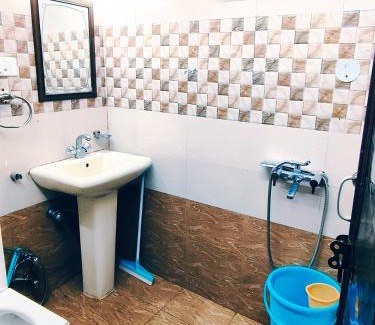 Dalhousie Hotel | HOTEL HOLIDAY PLAZA DALHOUSIE - Near Ghandhi Chowk Mall Road