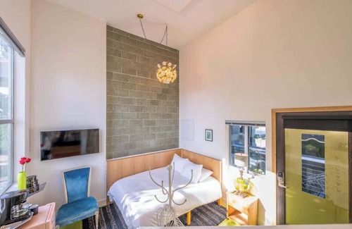 Logan Heights Hotel | Hotel Narcissus - Room 5