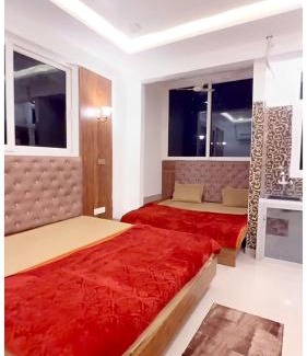 Vrindavan House | Hotel Radha Palace ! Just beside ISCKON temple and Close to Prem mandir ! Fully Air Conditioned Family rooms with Lift and Parking Availability