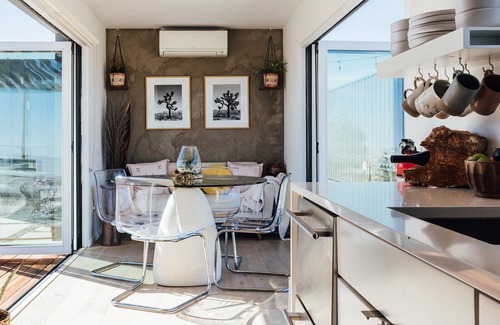 Joshua Tree House | Hotel Reset prototype. 9 secluded acres.Art Gallery.Dark Skies.Hot tub. Aliens.