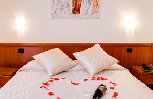 Rione XVIII Castro Pretorio Hotel | Hotel Suite Caesar