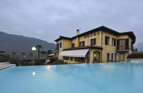Sale Marasino Hotel | Hotel Villa Kinzica