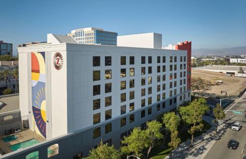 Santa Ana Hotel | Hotel Zessa Orange County Airport, a DoubleTree by Hilton