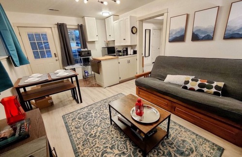 Montavilla House | HotTub, Fast WiFi, cozy & convenient-Casita Morado