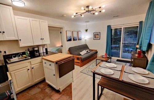 Montavilla House | HotTub, Fast WiFi, cozy & convenient-Casita Morado