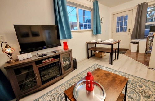 Montavilla House | HotTub, Fast WiFi, cozy & convenient-Casita Morado