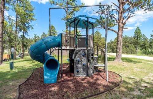 Custer House | Hottub Haven BHBungalows #9