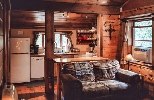 Rockbridge House | HotTub ~ Hiking Nearby ~ Private Forest ~ King Bed