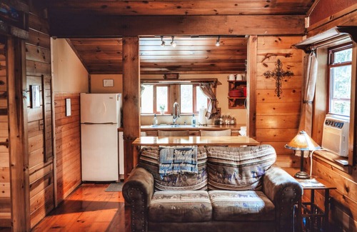 Rockbridge House | HotTub ~ Hiking Nearby ~ Private Forest ~ King Bed