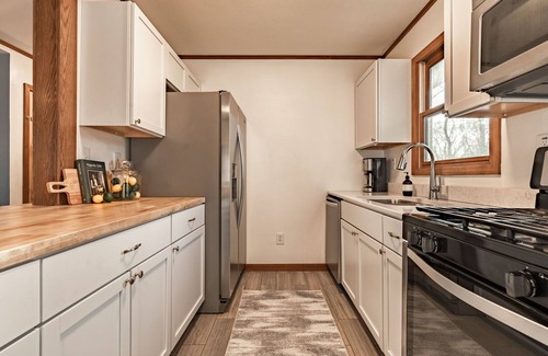 Michigan City House | Hottub/Michiana Shores/beach/pickleball/biking/wineries/IN Dunes/Dog-friendly