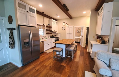 Ferguson House | HotTub, OutdoorShower, Renovated Barndominium, WiFi, Fireplace, Pet Friendly