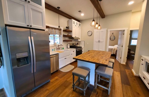 Ferguson House | HotTub, OutdoorShower, Renovated Barndominium, WiFi, Fireplace, Pet Friendly