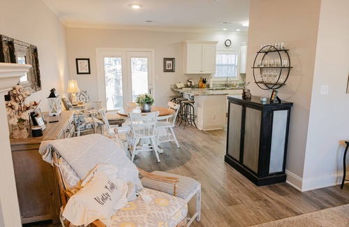Oxford House | Hotty Toddy House! Perfect Convenience! 1.5 mile to Campus and Square! Sleeps 6.