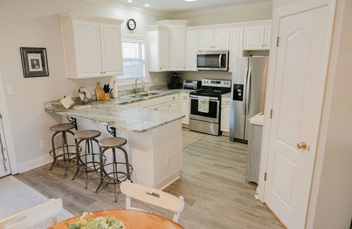 Oxford House | Hotty Toddy House! Perfect Convenience! 1.5 mile to Campus and Square! Sleeps 6.