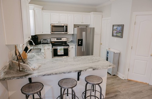 Oxford House | Hotty Toddy House! Perfect Convenience! 1.5 mile to Campus and Square! Sleeps 6.