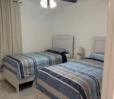 Temple Crest Apartment | House Aurora next to Bush Gardens