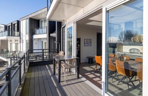 Sint-Annaland House | House by Lake Sint-Annaland near Marina