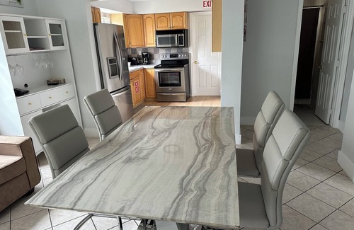 Survey Creek House | House close to Hard Rock Casino, Airport, Beaches and more