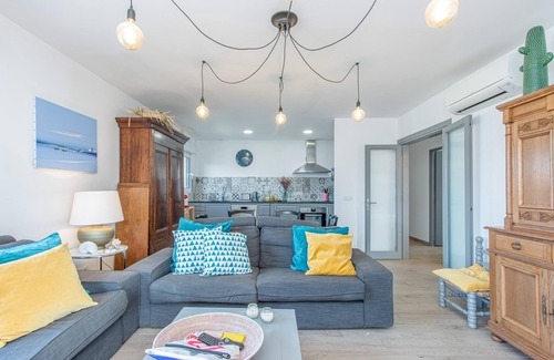 L'Escala Ski Chalet | House Falconera, A/C, private pool, sea view, outdoor dining room, ideal!