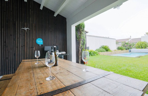 Le Bois-Plage-en-Re Ski Chalet | House for 10, pool, in the heart of the Ile de Ré