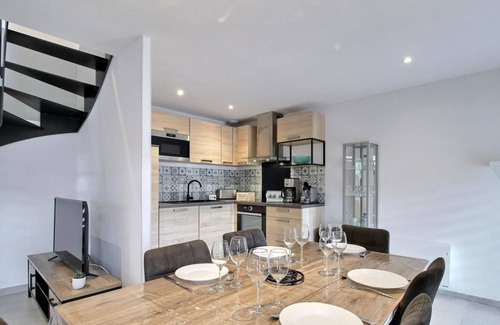Moreac House | House