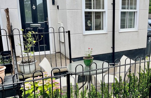 Runnymede House | HOUSE IN PRIVATE MEWS, FREE PARKING. STATION 2 MIN WALK TRAINS 25 MIN TO LONDON