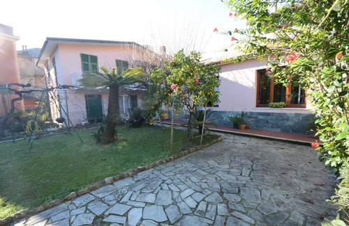 Sant'Ilario House | House in the green, 100 meters from the sea