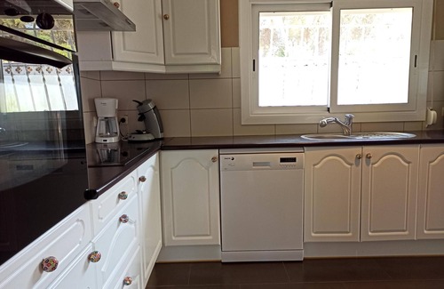 L'Escala Ski Chalet | House Llierca - air conditioning, private pool, barbecue, garden, wifi, parking.