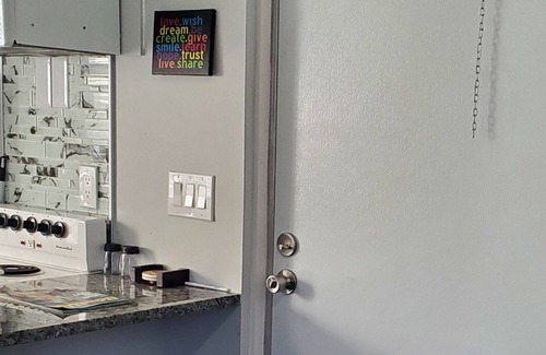 Town N County Park Apartment | House Near By Beaches, Stadiums, Shopping Centers, Parks, And DownTown, Airport