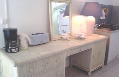 Port-Louis House | House of full foot with small done up and fenced yard.