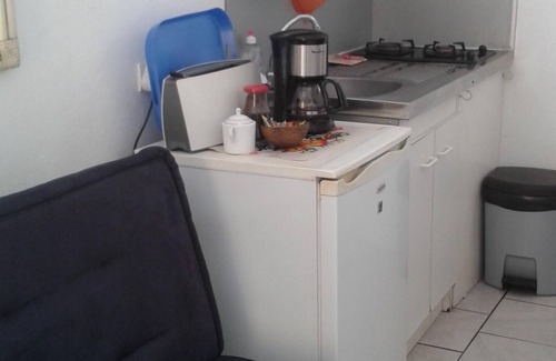 Port-Louis House | House of full foot with small done up and fenced yard.