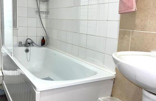 Havering Park House | House - Sleeps 10 - Garden - Parking