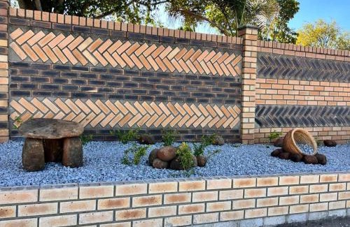 Bulawayo House | House - Sleeps 10 - Pool - Parking - Patio