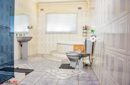 Bulawayo House | House - Sleeps 10 - Pool - Parking - Patio