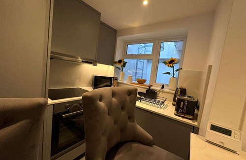 Brondesbury House | House - Sleeps 4 & Free Parking