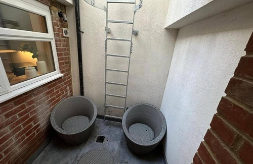 Brondesbury House | House - Sleeps 4 & Free Parking