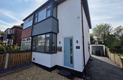 Beeston House | House - Sleeps 4 - Parking - Garden - City Centre