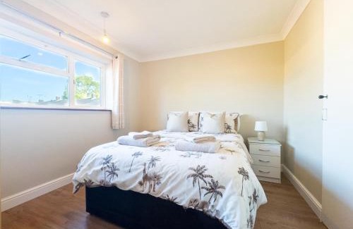 Basildon House | House - sleeps 7 private garden & parking