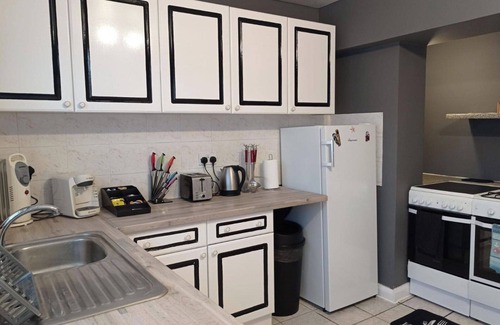 Chadwell House | House - Sleeps 8 - Garden - Parking