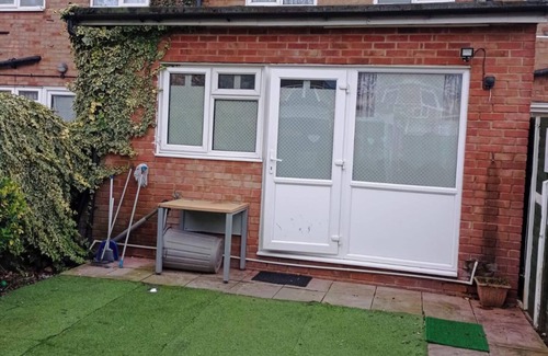 Chadwell House | House - Sleeps 8 - Garden - Parking