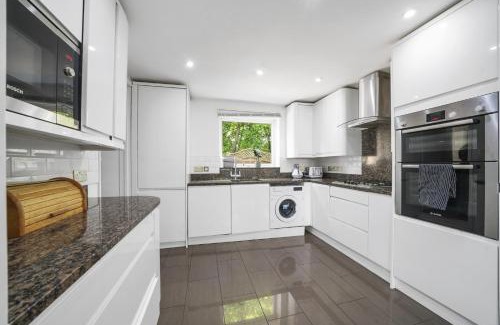 Larkfield House | House - Sleeps 8 & on-site parking