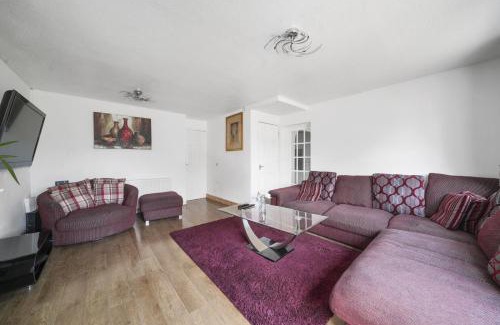 Larkfield House | House - Sleeps 8 & on-site parking