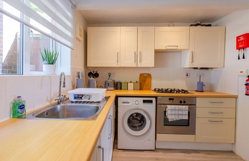 Winchester House | House - Sleeps 8 - Parking - Garden