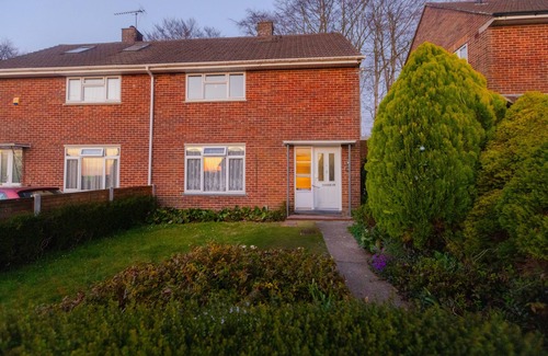 Winchester House | House - Sleeps 8 - Parking - Garden